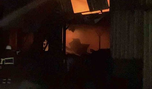 Biga'da sanayi sitesinde hurda dükkanında çıkan yangın korkuttu