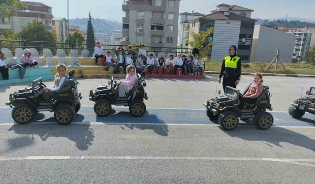 Bilecik'te 23 öğrenciye uygulamalı trafik eğitimi