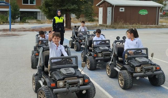 Bilecik'te 35 öğrenciye uygulamalı trafik eğitimi