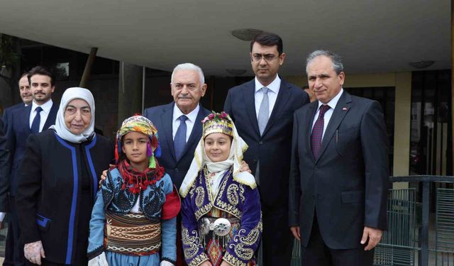 Binali Yıldırım, Uşak'ta anaokulu açılışına katıldı