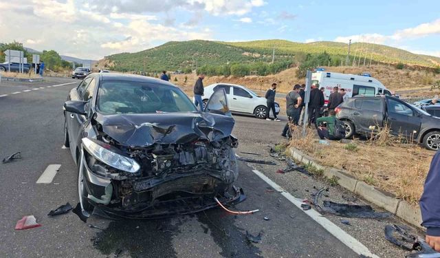Bingöl'de iki otomobil çarpıştı: 3 yaralı