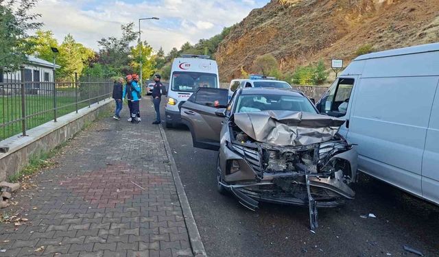 Bingöl'de otomobil ile minibüs çarpıştı: 3 yaralı