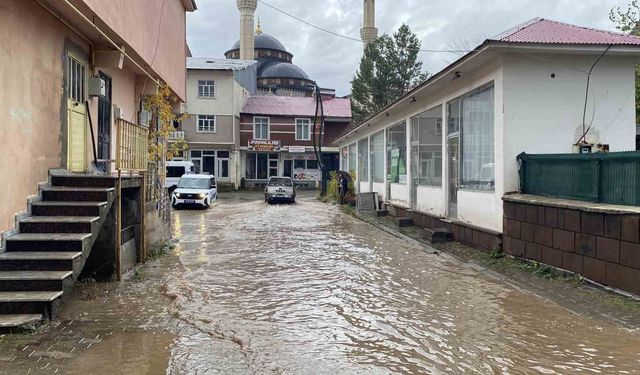 Bingöl'de yağış sonrası Karlıova sokakları göle döndü