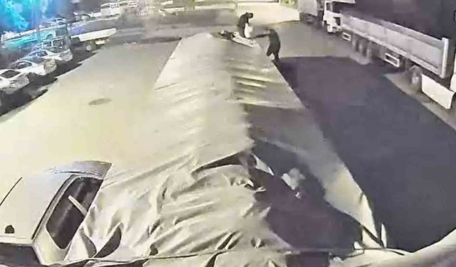 Bir ton şekeri mopede doldurup çaldılar