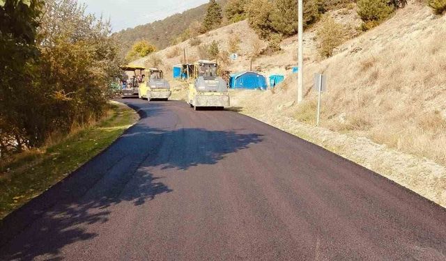 Bolu'da 7,2 kilometrelik köy yolu sıcak asfaltla buluşuyor