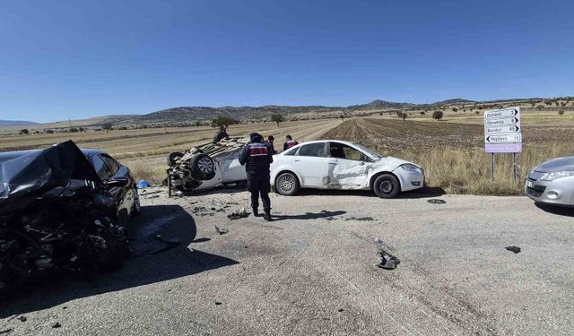 Burdur'da 3 aracın karıştığı kazada 1 kişi hayatını kaybetti, 7 kişi yaralandı