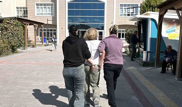 Burdur'da araçların önüne atlayıp polise saldırmaya çalışan kadın adliyeye sevk edildi