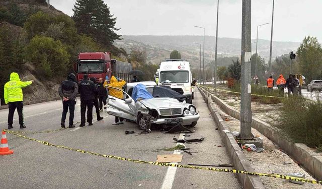 Burdur'da bariyerlere çarpan otomobil takla attı: 1 ölü, 4 yaralı