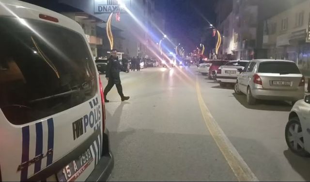 Burdur'da çatı alevlere teslim oldu: Yangın güçlükle söndürüldü