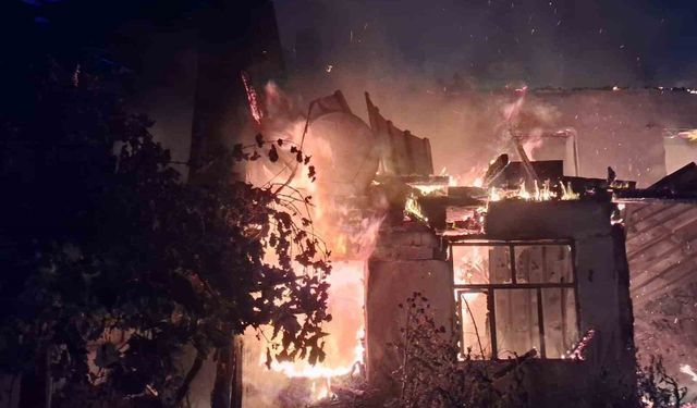 Burdur'da çıkan yangın geceyi aydınlattı