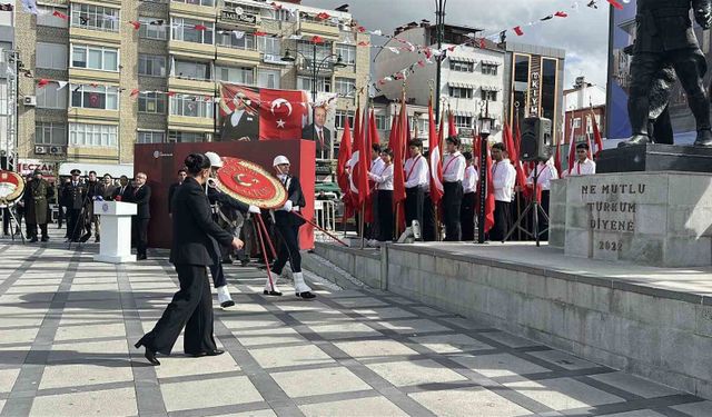 Burdur'da Cumhuriyet'in kuruluşunun 103. yılı çelenk sunma töreni ile başladı