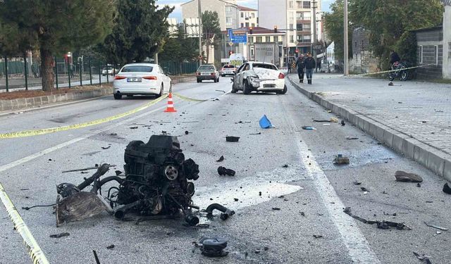 Burdur'da feci kaza: Otomobilin motoru yerinden koptu, sürücüsü ağır yaralandı