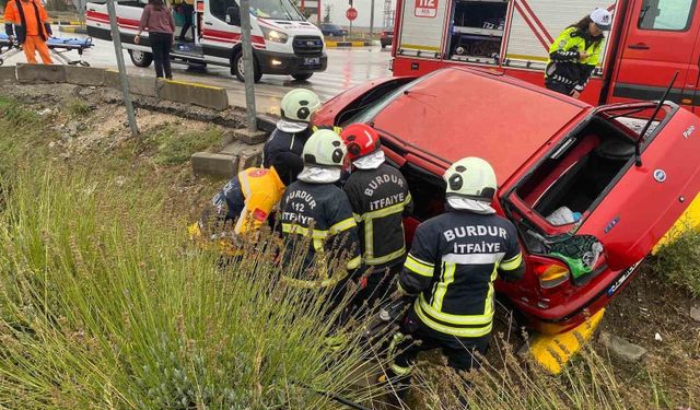 Burdur'da otobüs ile otomobil çarpıştı: 2 yaralı