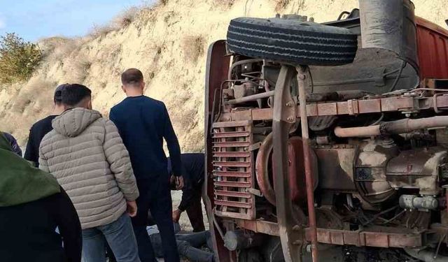 Burdur'da yük kamyonu devrildi: 1 yaralı