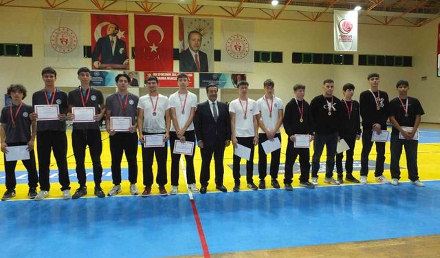 Burhaniye'de Cumhuriyet Kupası Turnuvası ödülleri sahiplerini buldu