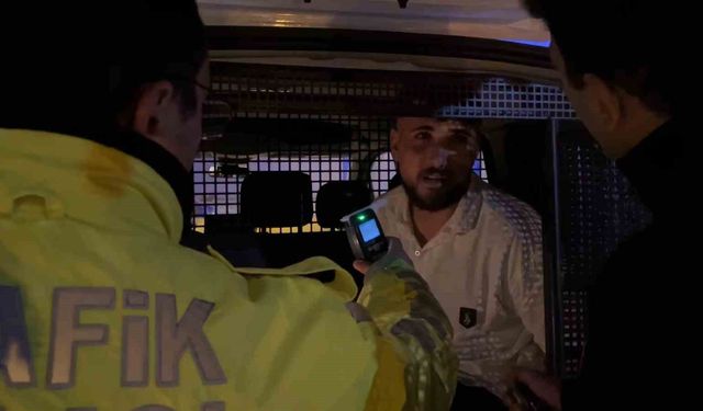 Bursa'da alkollü sürücü, polis uygulamasından kaçarken trafik lambasına çarptı