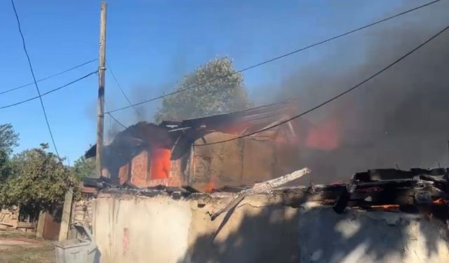 Bursa'da bir evde çıkan yangın çevredeki yapılara sıçradı