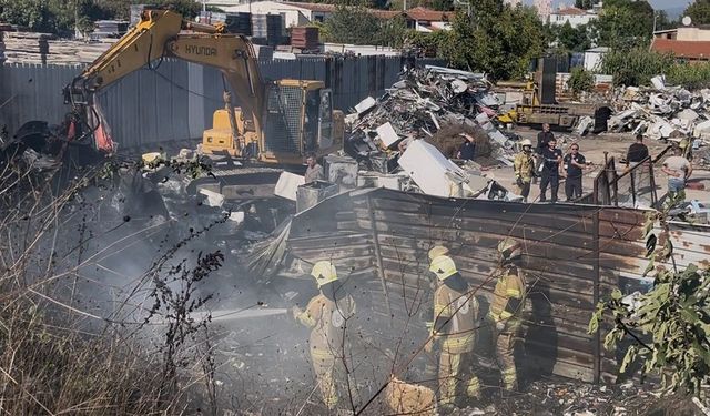 Bursa'da geri dönüşüm deposunda yangın: Dumanlar kent merkezinden görüldü