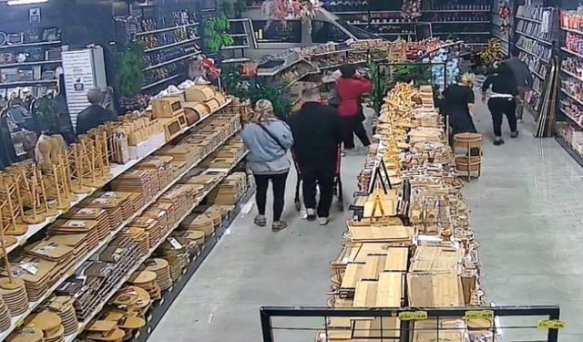 Bursa'da mağazaya servis aracı daldı: Müşteriler neye uğradığını şaşırdı