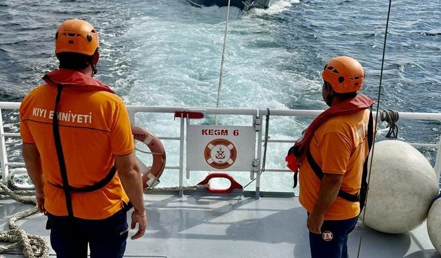 Çanakkale Boğazı'nda sürüklenen teknedeki 2 kişi kurtarıldı