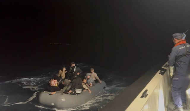 Çanakkale'de lastik botla sürüklenen 14 kaçak göçmen kurtarıldı
