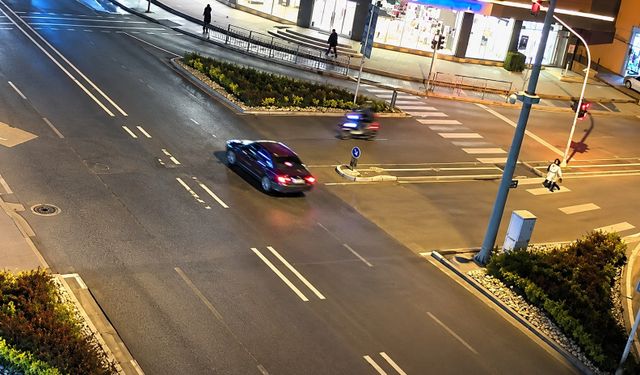 Çarptığı aracın camından içeri girmişti, o anlar kamerada