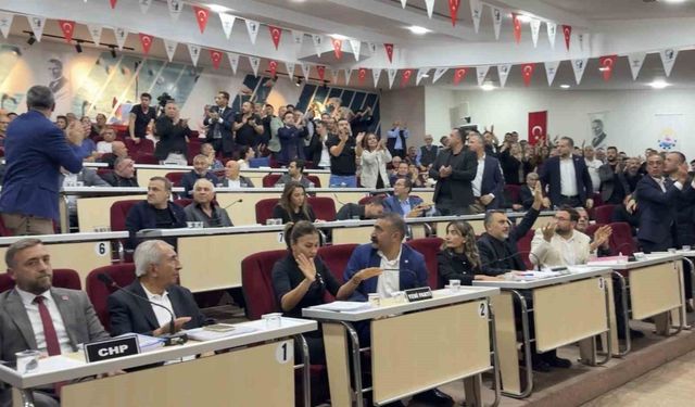 Çiğli Belediye Meclisinde gerginlik: Başkan Yıldız'a su şişesi fırlatıldı