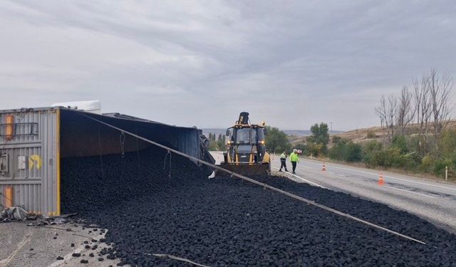 Çorum'da devrilen tırdaki kömürler yola saçıldı