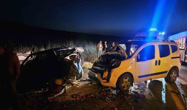 Çorum'da hafif ticari araç ile otomobil çarpıştı: 5 yaralı