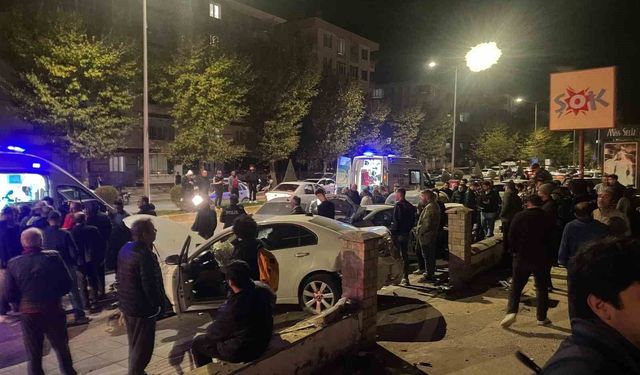 Çorum'da iki otomobil çarpıştı: 4 yaralı