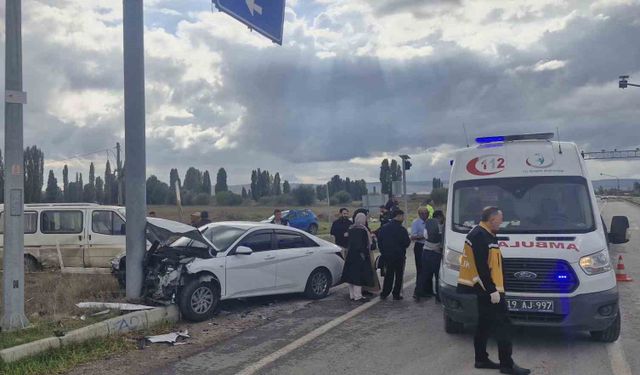 Çorum'da minibüs otomobille çarpıştı: 6 yaralı