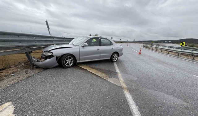 Çorum'da yağış kazayı getirdi, bariyerlere çarpan otomobilin sürücüsü yara almadan kurtuldu