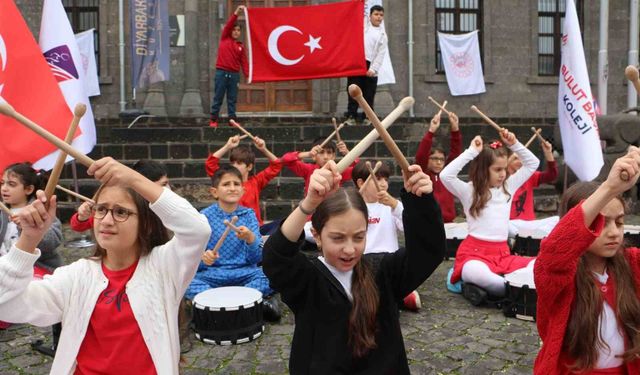 Cumhuriyet coşkusu Diyarbakır'ın tarihi surlarında yankılandı