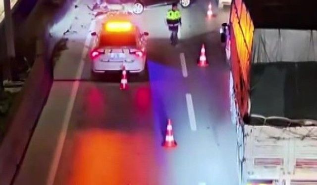 D-100'de peş peşe iki kaza: Tır ve otomobil refüje çarptı