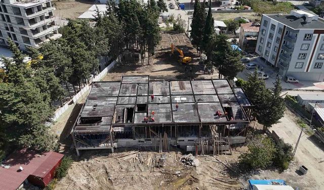 Depremde 2 evladını ve eşini kaybeden baba, 'Yeter ki çocuklar yaşasın' sloganıyla çıktığı yolda 5 eğitim yuvasının inşasını sürdürüyor