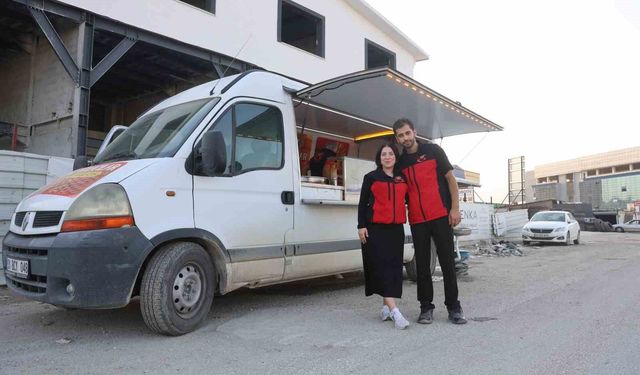 Depremzede çiftin ata mirası ağızları tatlandıran lezzetleri mobil tatlıcıyla kentin dört bir yanına ulaşıyor