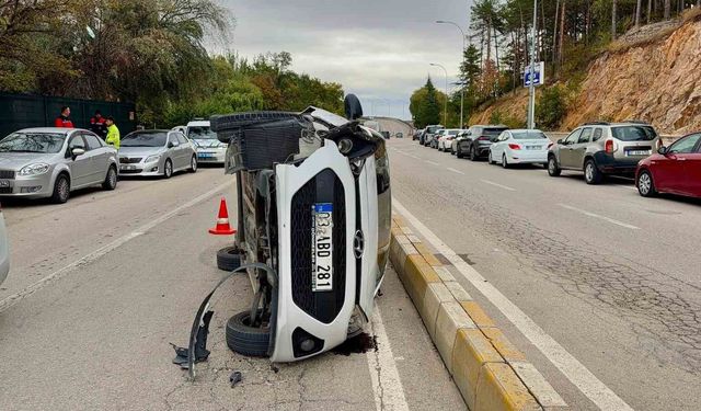 Devrilen otomobilden şans eseri burnu bile kanamadan çıktı