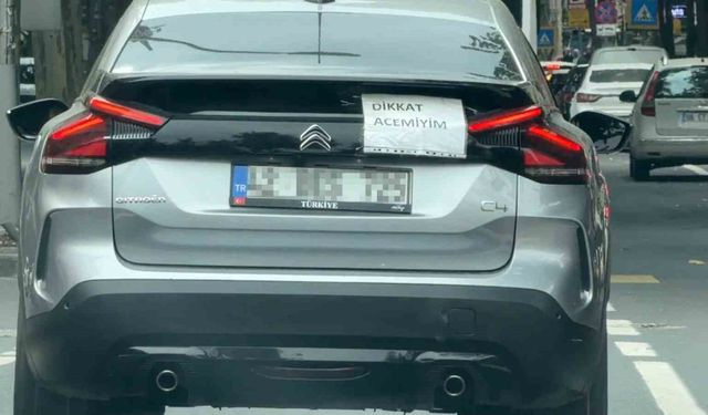 'Dikkat acemiyim' yazısını cama yapıştırıp trafiğe çıktı