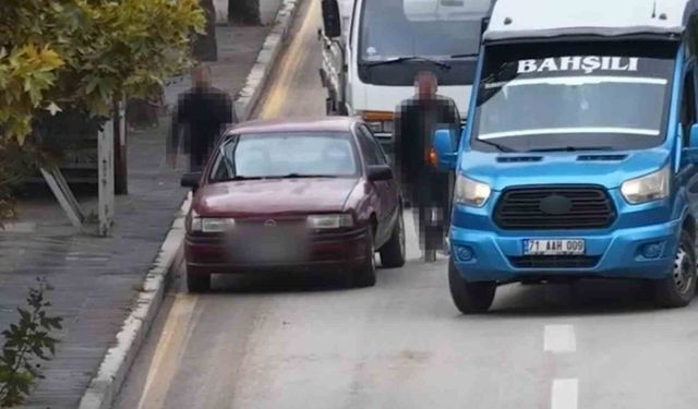 Direksiyonu yolcuya bırakıp yaya numarası yaptı: 80 bin lira ceza