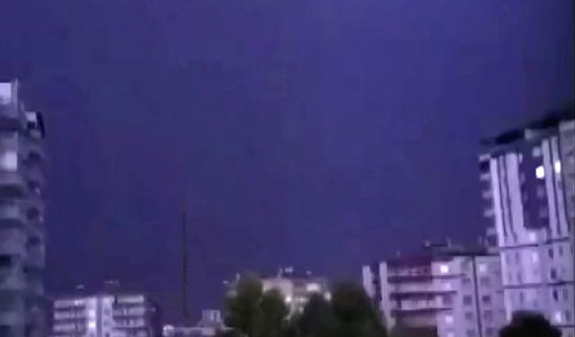 Diyarbakır'da iki apartmana yıldırım isabet etti
