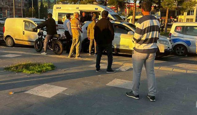 Diyarbakır'da kaza sonrası taraflar birbirine girerek caddeyi ringe çevirdi