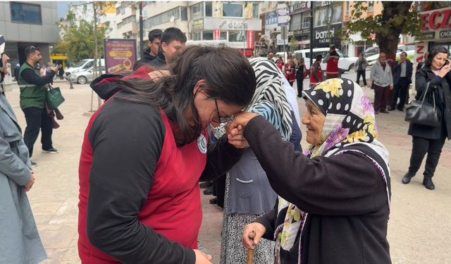 Dünya yaşlılar gününde büyüklerine saygılarını böyle gösterdiler