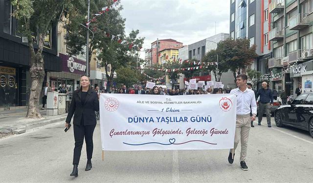 Dünya Yaşlılar Günü'nde her nesil el ele yürüdü