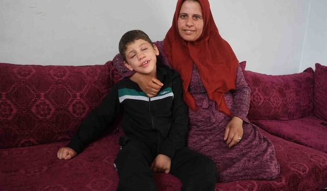 Dünyayı bulanık gören Ömer'in ameliyat sonrası, 'Gözüm açılınca en çok annemi görmek istiyorum' sözleri hayat sevincini ortaya koydu