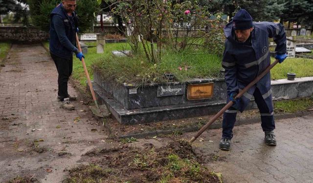 Düzce'de mezarlıklarda bakım ve temizlik çalışmaları sürüyor
