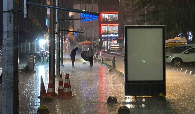 Düzce'de sağanak yağış şiddetini arttırdı
