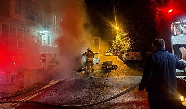 Edirne'de park halindeki otomobil alevlere teslim oldu