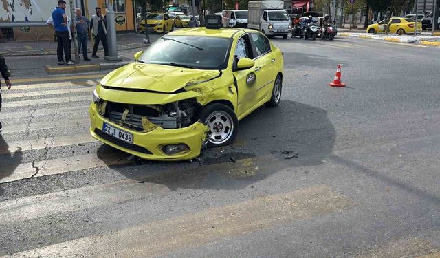 Edirne'de taksi ile motosiklet çarpıştı: 2 yaralı