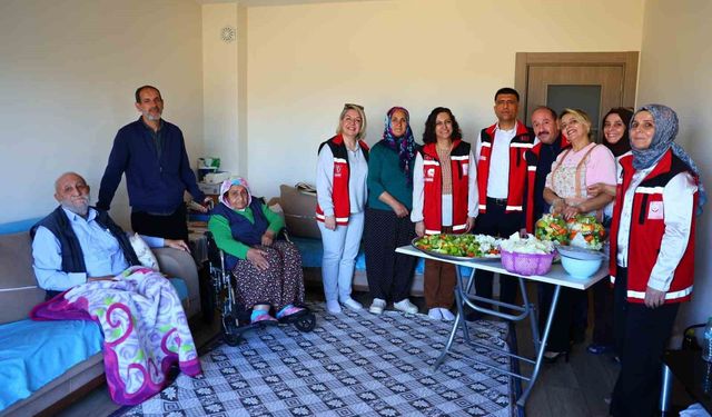 Elazığ'da 84 yaşındaki Özbay çiftine 'İyilik Var' projesi kapsamında kışlık destek