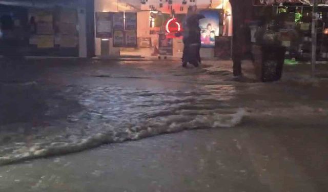 Elazığ'da sağanak yağışta caddeler dereye döndü